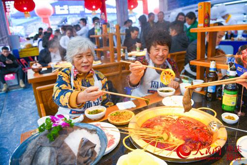 火锅节上,市民品尝火锅。 邹乐 摄