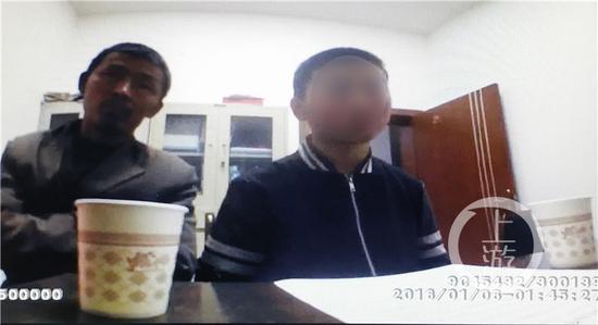 971311f3a5d5c051587adeafe1e896fd.jpg △黄某在其舅舅的陪同下接受民警询问。