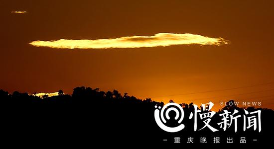 △5点39分,天空惊现宛若书法般的大写一字。