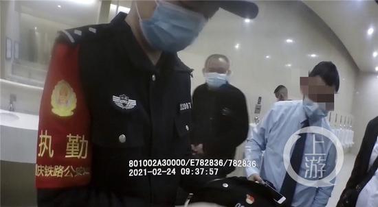 穿假警服的王强在火车站被识破