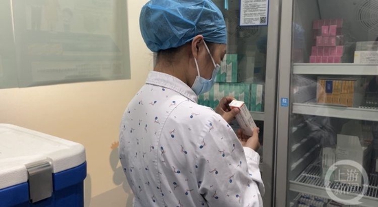 ▲上清寺街道社区卫生服务中心,护士正在核对带状疱疹疫苗的生产信息。