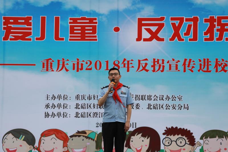 民警进校园宣传防拐防骗知识。