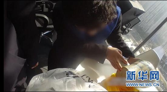 嫌疑人指认部分假冒艺术品。新华网发 巴南区公安局供图