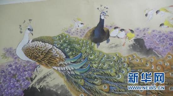 黄国富笔下的孔雀栩栩如生。新华网 彭博 摄