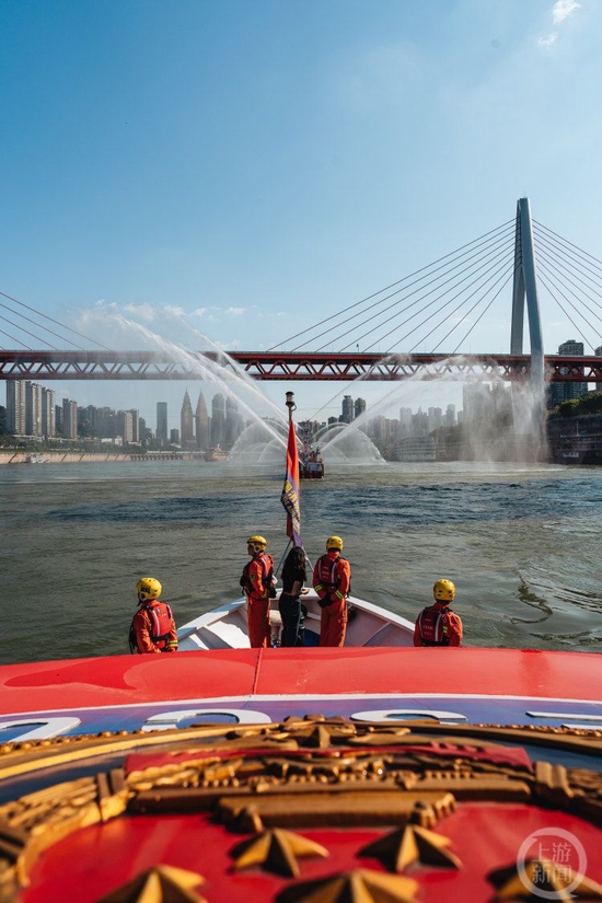 “洞拐”就位！国内最大内河消防救援船加入重庆消防战斗编队