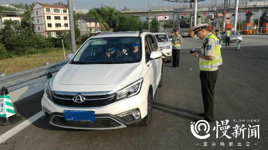 仍处于实习期的小黄开车上高速,被执法人员拦下