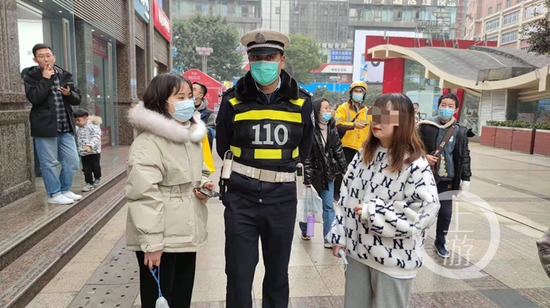 79d20d8baba2e584e02fe54da1660361.png △王小姐(左)正讲述自己的遭遇