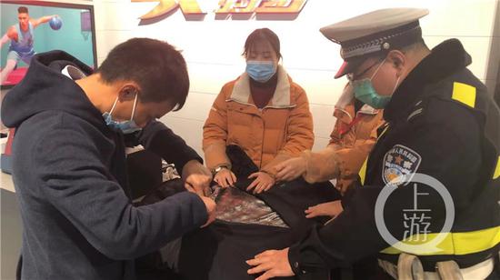 8822a27941fc950a23e97df663d5376d.jpg 在民警见证下,小李剪开羽绒服。