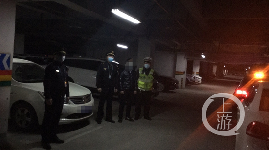 △执法人员涉案车辆进行暂扣