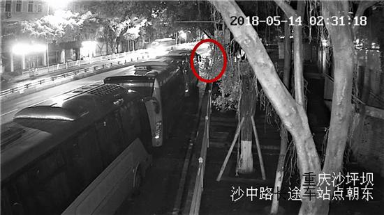 犯罪嫌疑人在重庆大学附近,盗窃摩托车监控视频截图。沙坪坝警方供图