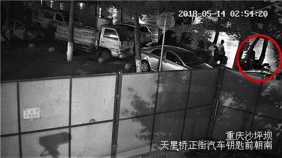 天星桥转盘附近盗窃摩托车时,有路人经过,犯罪嫌疑人仍旧未被发现。沙坪坝警方供图
