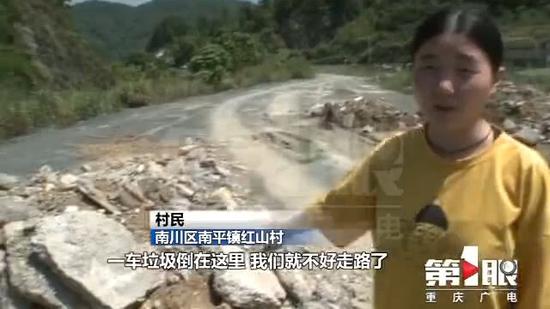 不过被拦的货车司机张师傅却觉得自己很冤枉,他说自己不是来乱倒的。