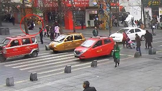 监控视频,图中红圈处为老人摔倒的地方。 本文图均为 受访者提供 图