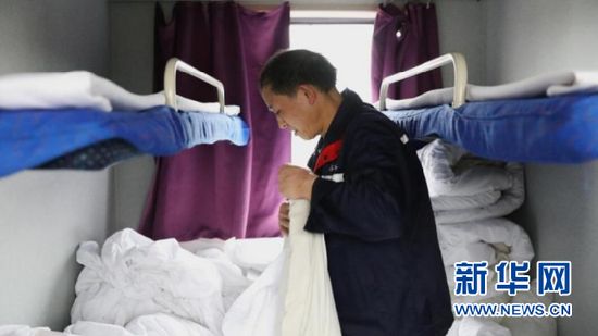车辆到站后,韩书银第一时间上车准备更换被套。