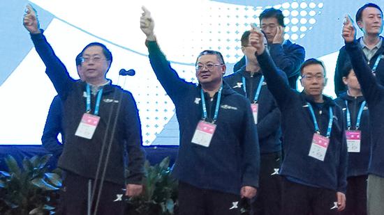 重庆农业投资集团有限公司党委书记、董事长何勇在主席台打响2019重马赛事的发令枪