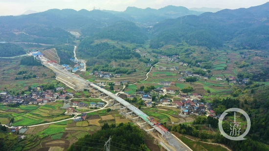 建设中的渝湘复线高速公路徐家坝大桥。中铁四局工程建设分公司供图