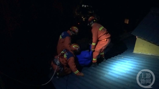 消防员借送狗之机飞身救下轻生女子