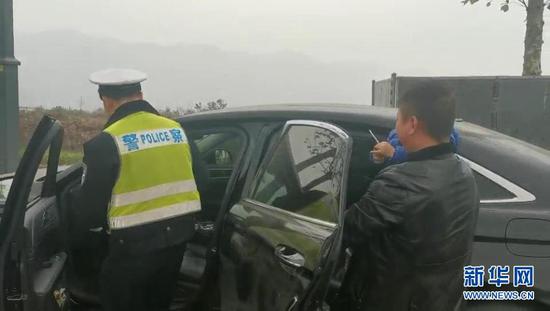 (视频截图由江北交巡警支队提供)