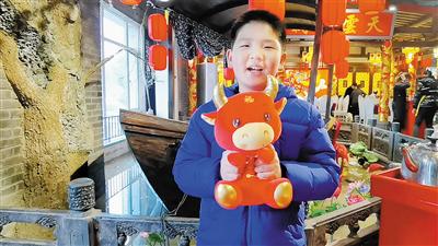 金渝学校学生李臻善送祝福。