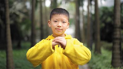 重庆市人民小学学生周芷圭送祝福。