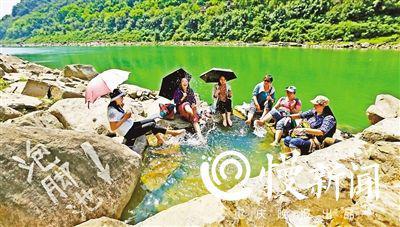 ▲一群游客在温泉中惬意地泡脚