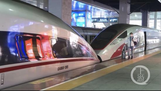 cr200j鼓型动车组,cr200j动车组模型 开行成都东至达州,重庆北至阆中等方向cr200j型动车组27对,假日期间