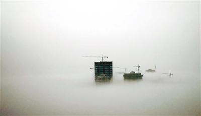 △浓雾中的建筑看上去自有一番独特