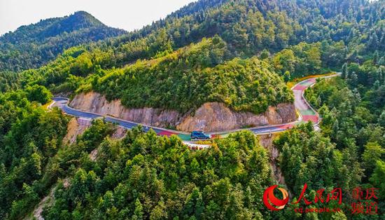 沙坪坝区曾家镇虎峰山,已完成拓宽、油化改造的四级农村公路。何超摄