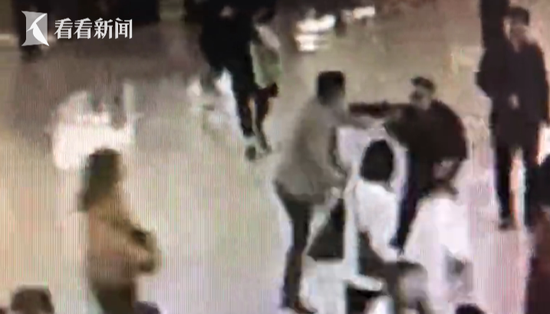 民警介入后迅速将两人分开,并带至值勤室进行进一步询问。