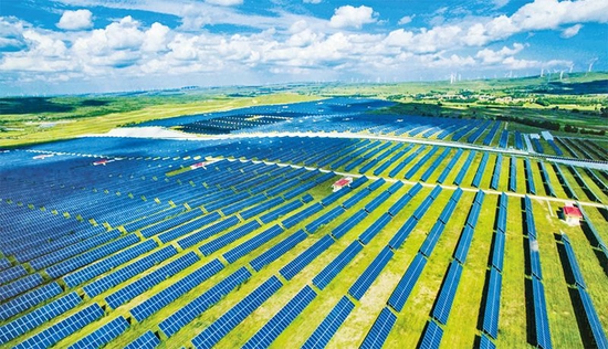 国家风光储输示范工程是世界上规模最大的集风力发电、光伏发电、储能系统、智能输电于一体的新能源示范电站工程。依托该示范工程,国家电网成功完成国内外首个高比例新能源系统的涉网性能试验。该工程助力北京冬奥会全部场馆实现100%绿电供应,“张北的风点亮北京的灯”成为绿色冬奥的闪亮名片。图为位于河北省张北县的国家风光储输示范工程。 国家电网有限公司党组宣传部供图
