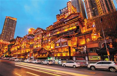 夜晚的洪崖洞景区灯火辉煌。