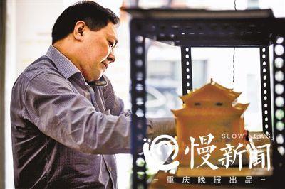 ▲货架上的寿盒,他挨个打包装好