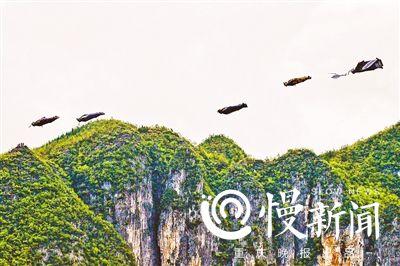 ▼翼装飞人以200公里/小时的速度掠过龙缸上空