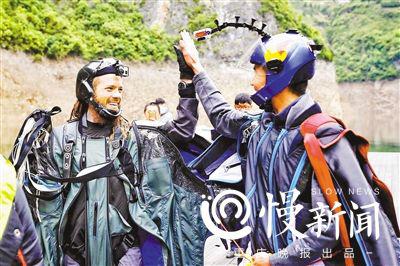 ▲选手击掌庆祝成功