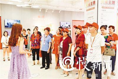爸爸妈妈们在子女的工作单位参观