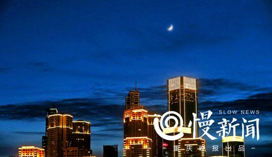 △晚8点40分,一弯新月悬挂在江北城上空。