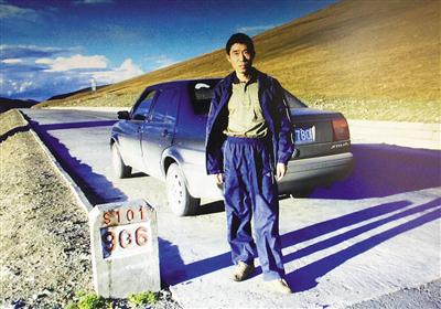 ▲2005年5月,陆彩平自驾中国青海。 2013年10月,稻城亚丁留影。 受访者供图