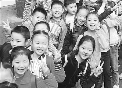 昨日,江北华新街,准备出发去春游的小学生。上游新闻记者 高科 摄