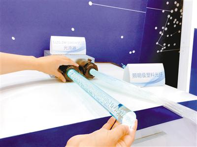 工作人员演示照明级塑料光纤