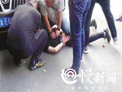 ▲民警制服犯罪嫌疑人左某