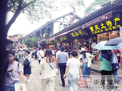 磁器口古镇沿街的麻花商铺。