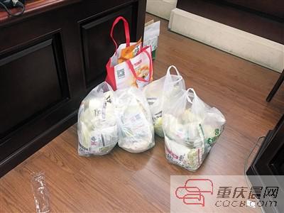 商家提供给法庭的产品证据。 本报记者 张旭 摄