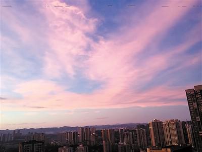 网友们拍下的紫色天空