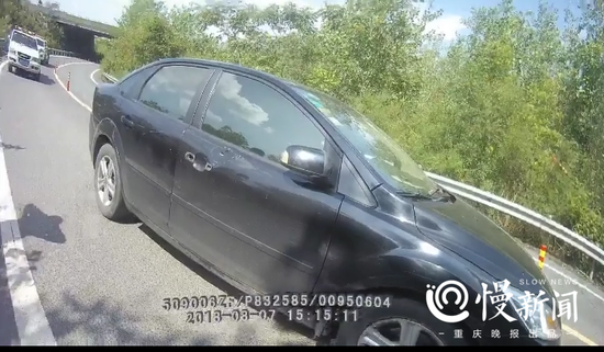 fedaeb1d63d02086c31f5416240d9887.png 副驾驶的门把手也被砸脱