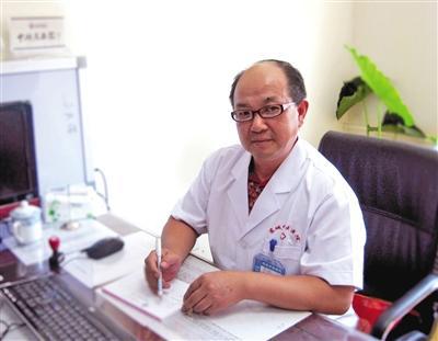 黄飞剑 东城中医医院副主任医师,师承于中国中医科学院首席研究员仝小林教授,现任北京中医药学会第一届中医全科医学专业委员会常务委员、中华中医药学会会员。从事呼吸系统疾病过敏性疾病研究30余年,擅长治疗过敏性鼻炎、咽炎、鼻窦炎、附鼻窦炎、额窦炎、腺样体肥大、心脏病、高血压、心脑血管疾病,鼻炎、过敏性哮喘、支气管炎、支气管扩张等。