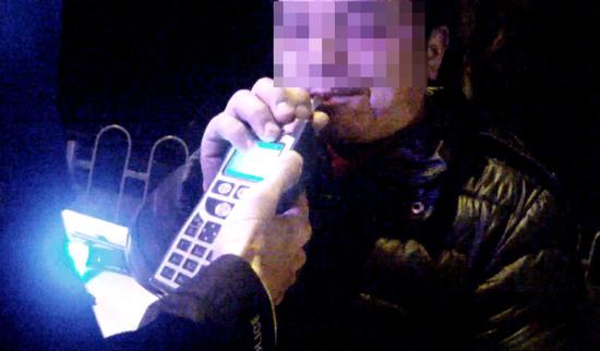 涉事男子。江北区交巡警支队 供图
