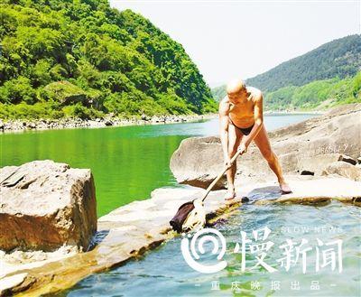70岁的蒋庭明正在义务清洁野温泉