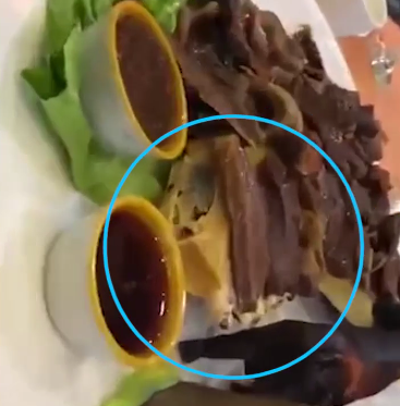 △重庆一餐厅拼盘里蟑螂乱窜,食客直呼“恶心”。