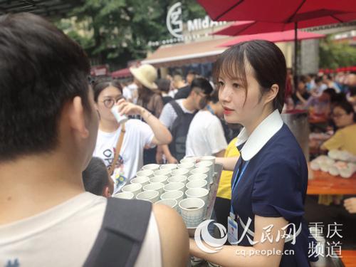 景区工作人员派赠冰饮。重庆长江索道景区供图