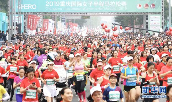 12000人参赛者创下参赛规模之最。新华网 张免摄